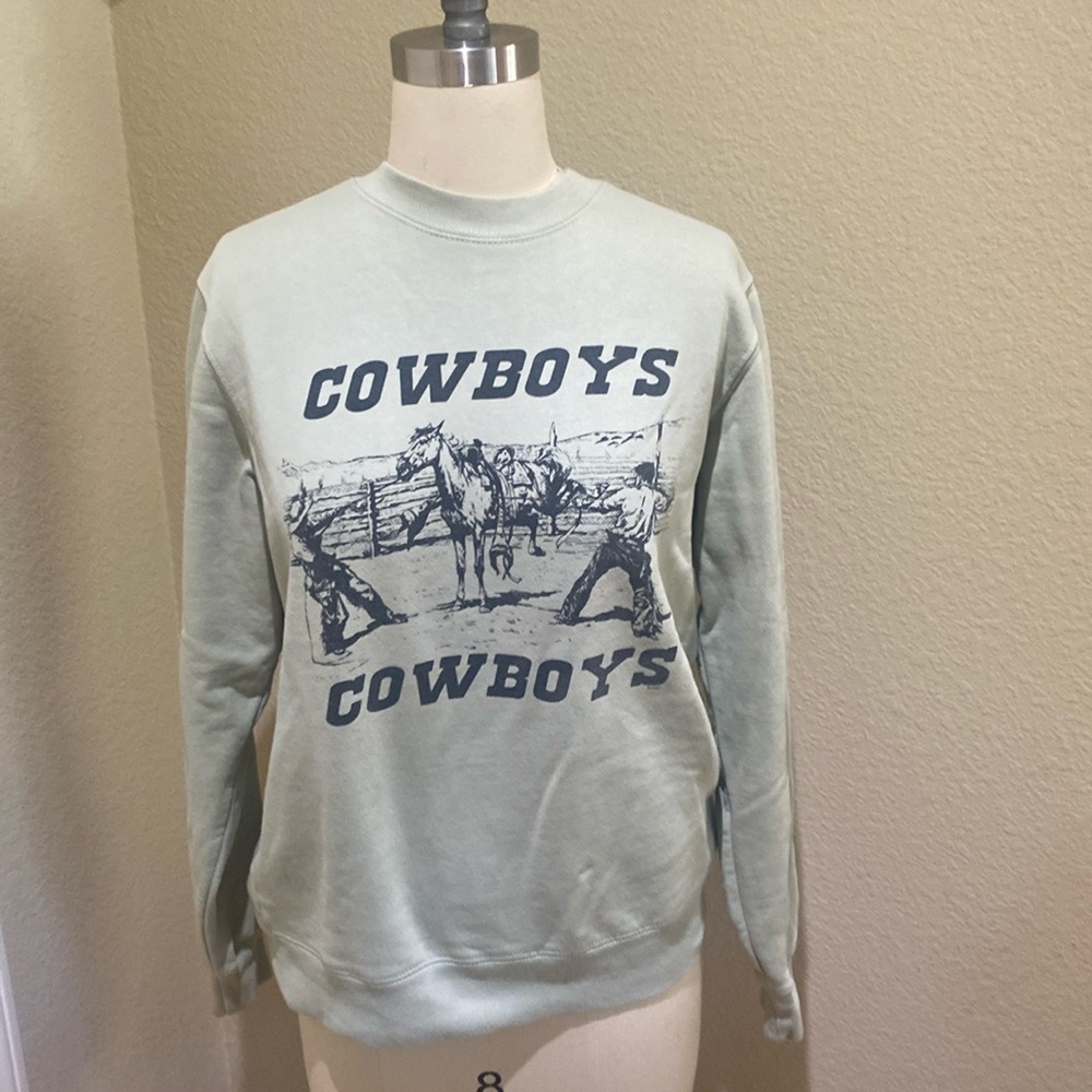Brandymelville light green Cowboys sweatshirt. I’m good condition.